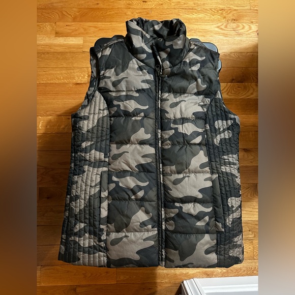 Women’s Camouflage Puffy Vest Size-Small - new without tags - Picture 1 of 3